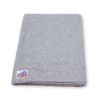 ผ้าห่มฟลีซสีเทาอ่อน
